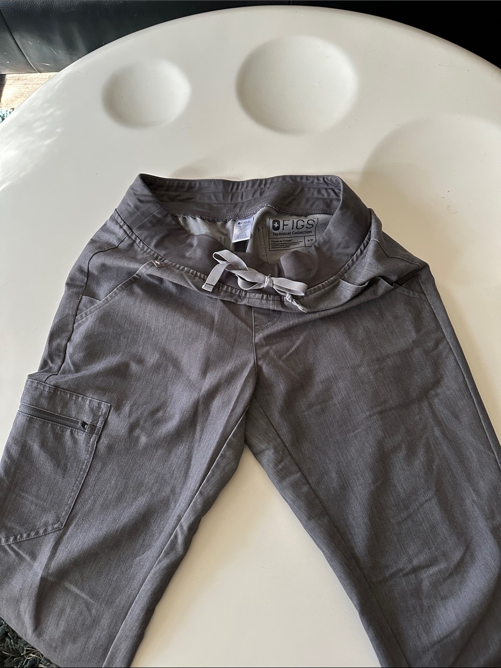 Figs Woman’s size small. Gray Cargo scrubs with Drawstring